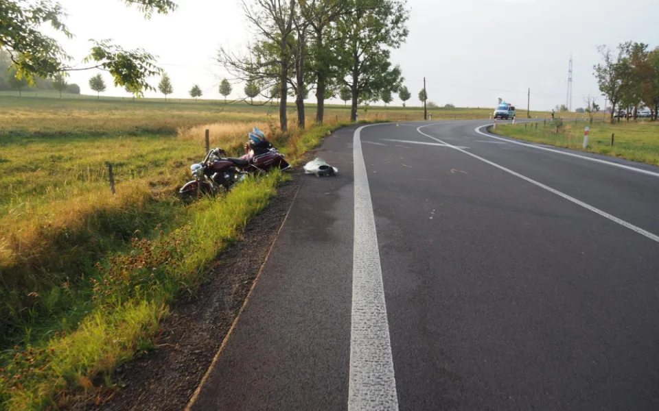 Sedmašedesátiletý řidič motocyklu značky Harley Davidson jel z Bochova směrem do obce Kojšovice.