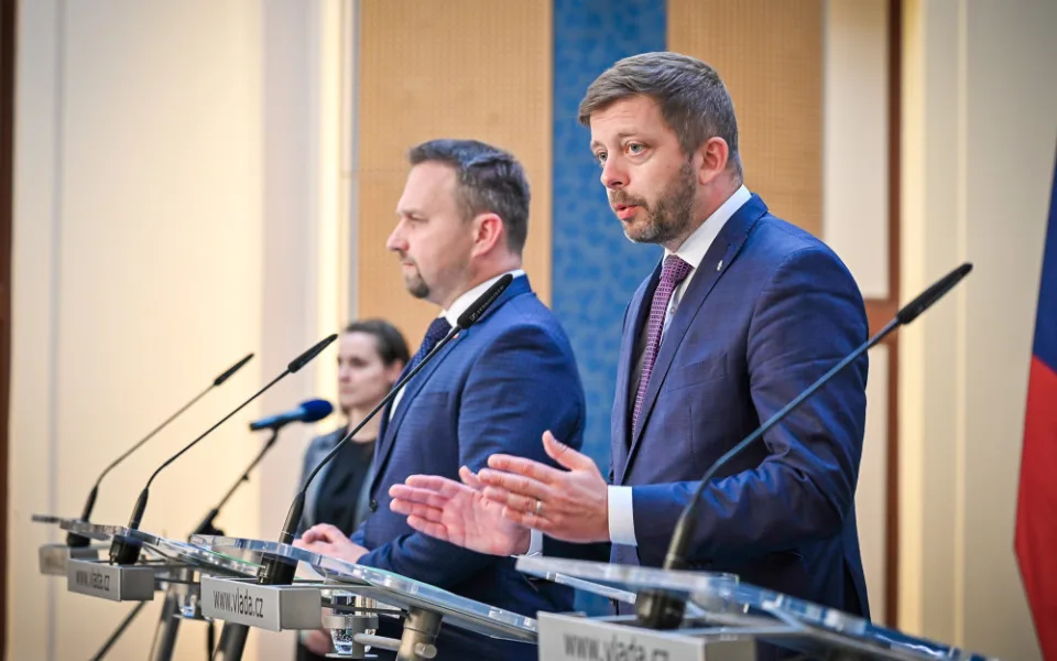 Vláda chce zabránit, aby šlo bez omezení zvyšovat zálohy, řekl Rakušan