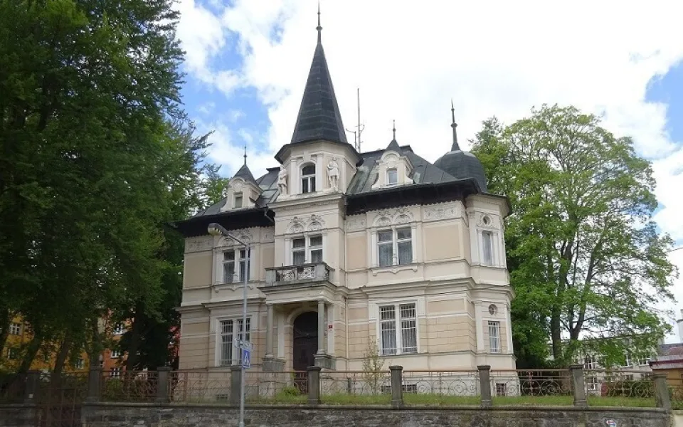 V Aši jde do dražby historická vila. Dříve sloužila policistů