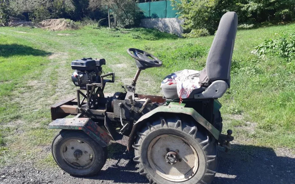 Na tomto traktoru vlastní výroby jel opilý muž bez řidičského průkazu