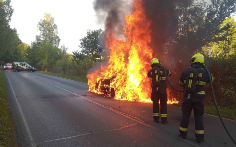 Vůz značky Mercedes se na silnici proměnil v ohnivou kouli, zůstalo z něj jen zcela ohořelé torzo 