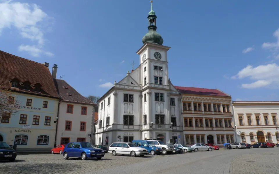 Bývalá průmyslová škola v Lokti by se mohla stát sídlem kreativní instituce
