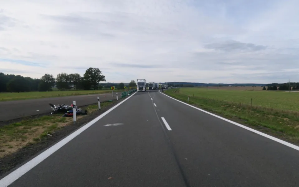 Jednašedesátiletý motorkář narazil do značky. Letěl pro něj vrtulník
