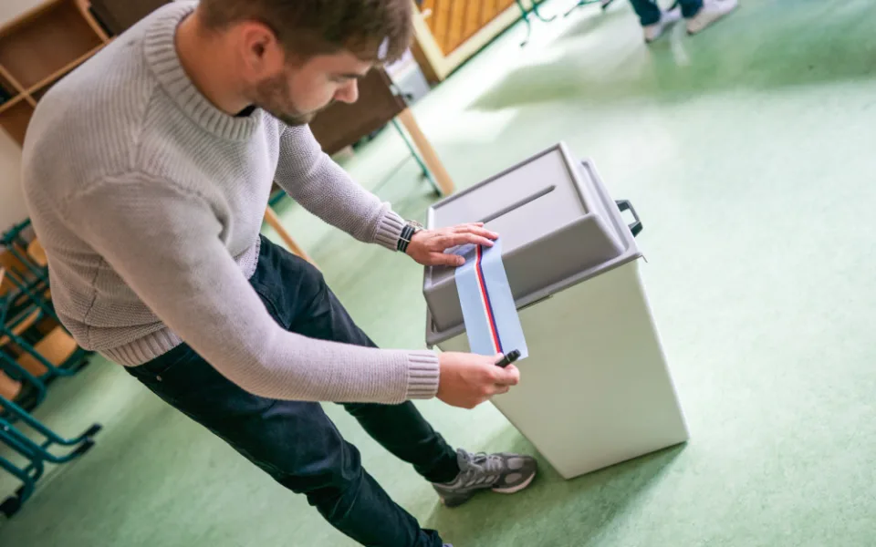 Sčítání hlasů začalo. Volební místnosti se úderem druhé hodiny uzavřely