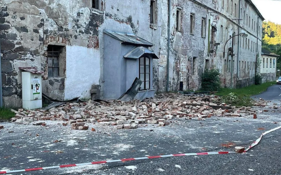 V Jakubově začala demolice bývalé porcelánky, jejíž část se v létě zřítila