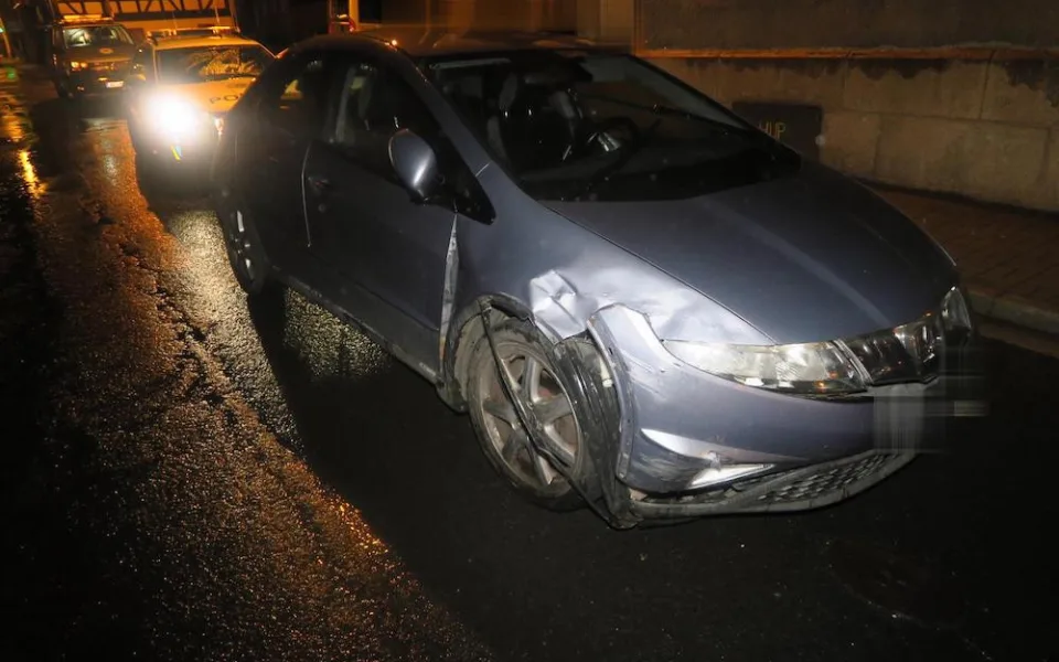 Opilá žena řidička stihla během chvíle nabourat do dvou aut a jednoho domu
