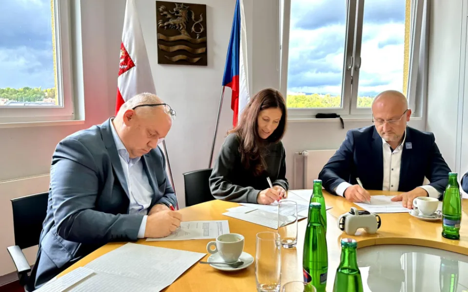 Andrea Pfeffer Ferklová s koaličními partnery podepisuje memorandum o spolupráci.