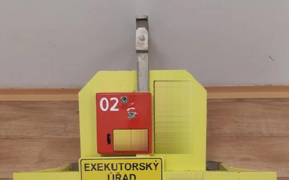 Odstranil botičku a ujel. Vůz mu zabavil exekutor