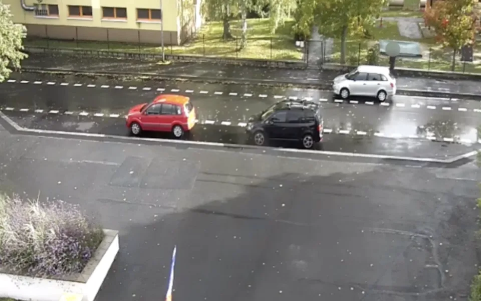 VIDEO: Muž vykrádal auta, chytili ho při činu