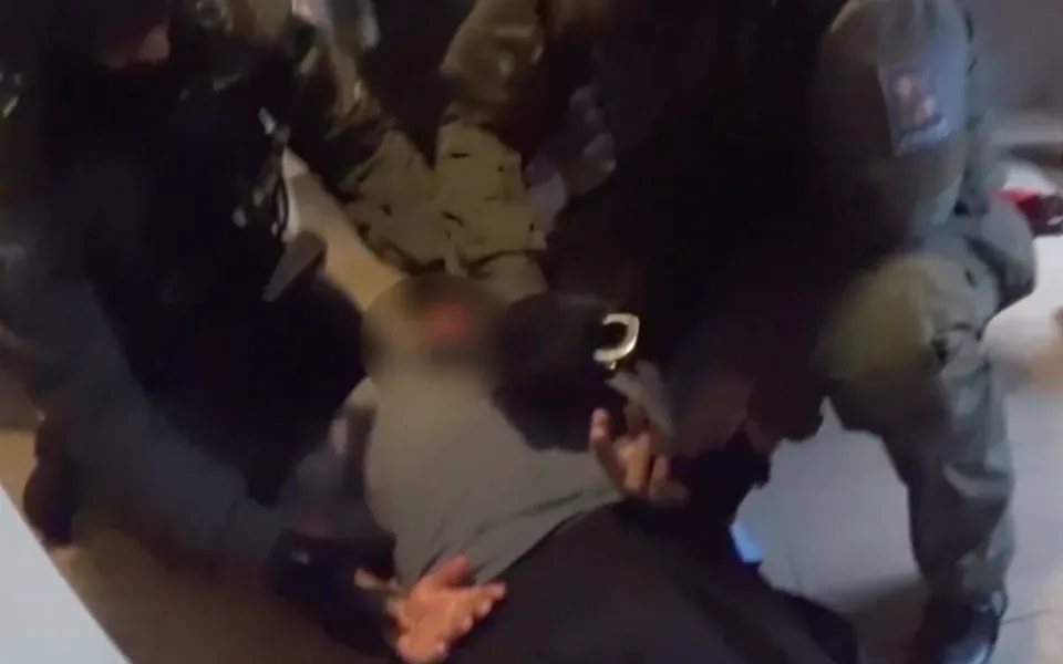 Karlovarská policie viní pět lidí z trestné činnosti kolem řidičských průkazů