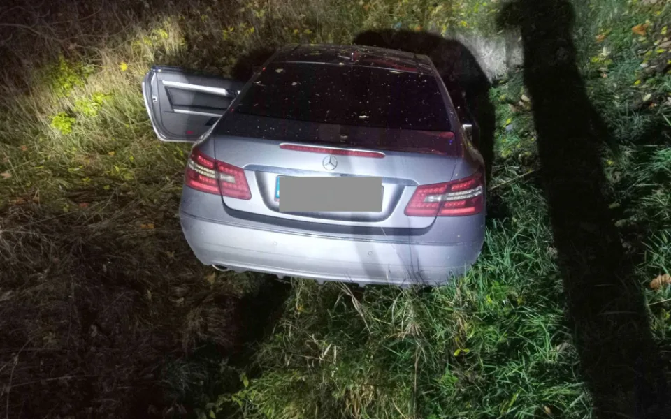U Chebu ráno havarovalo osobní auto. Dva lidé zemřeli