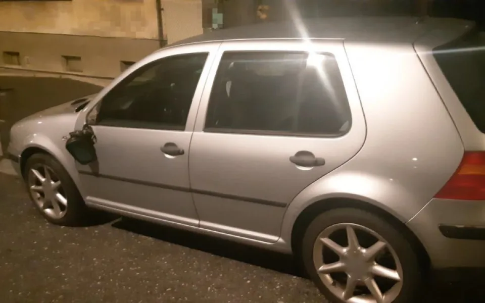 Vandal poškodil několik automobilů. Teď mu hrozí dva roky za mřížemi.