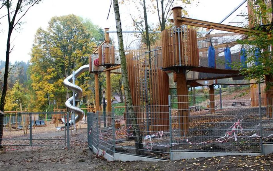 Aš nechce vandaly v novém parku. Postavila plot