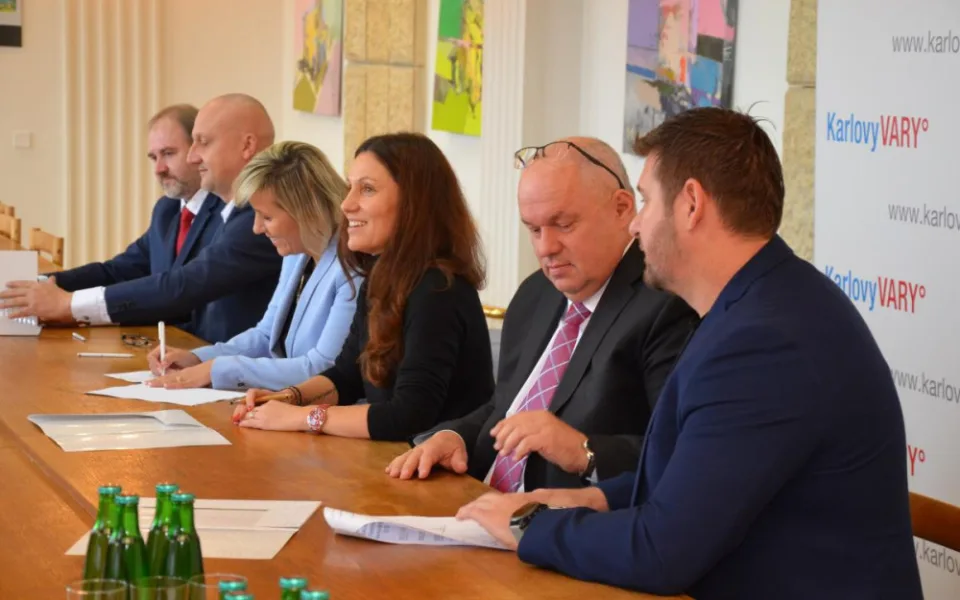 Politici v Karlových Varech podepsali koaliční smlouvu