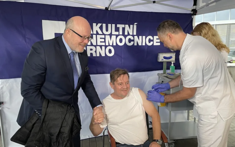 Blíží se nová covidová vlna a australská chřipka. Naočkujte se, vyzývá ministr i herec