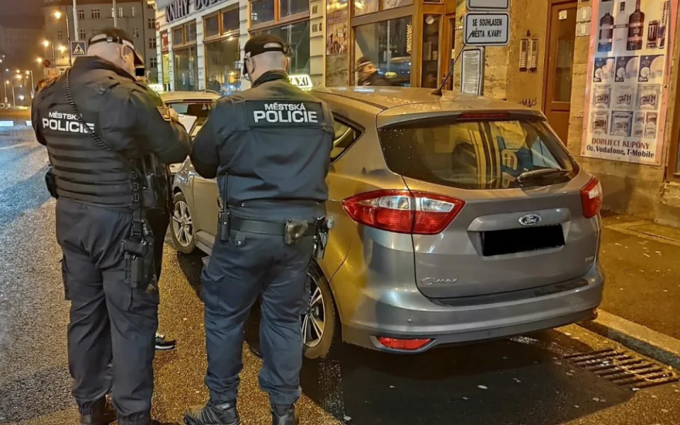 Karlovarský taxikář jezdil skoro rok bez taxametrů. Mátě kontrolovat jiné, zlobil se