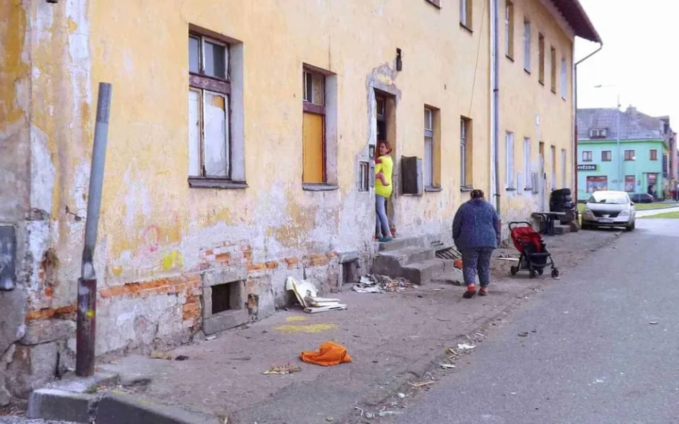 Z problémové lokality u nádraží v Sokolově se už vystěhovala většina nájemníků