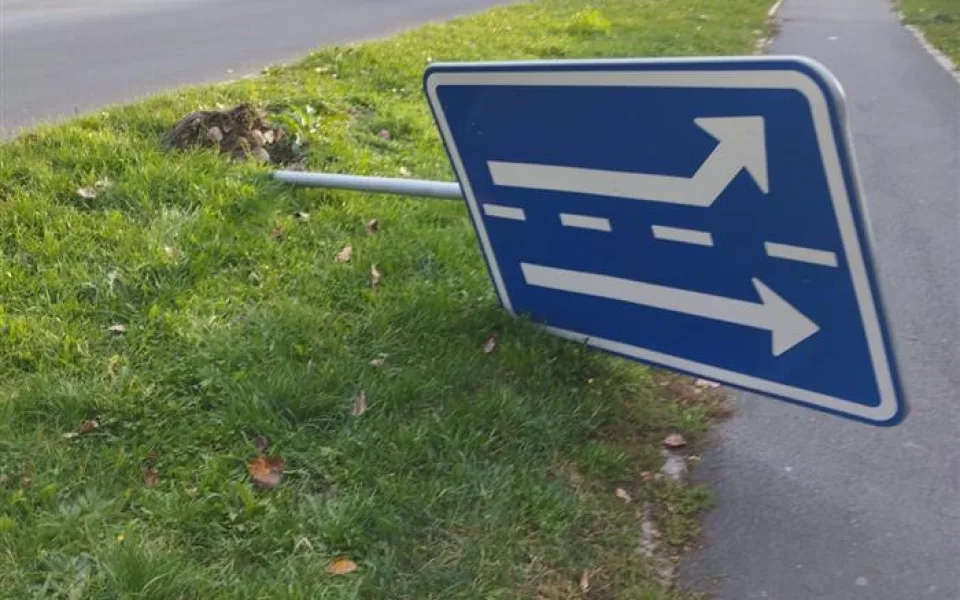 Cheb štvou zničené dopravní značky. Hlaste případy strážníkům, vyzývá město  