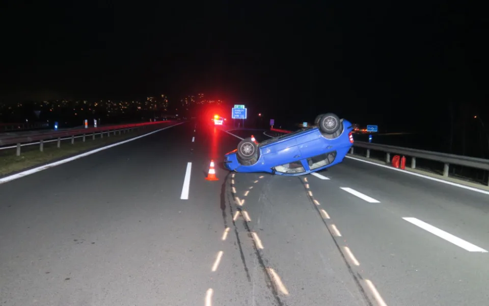 Nehoda na Sokolovsku. Osobní automobil skončil po nárazu na střeše.