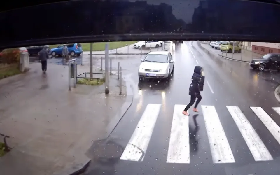 VIDEO: Hasiči vyjížděli k zásahu, do silnice jim vběhla žena