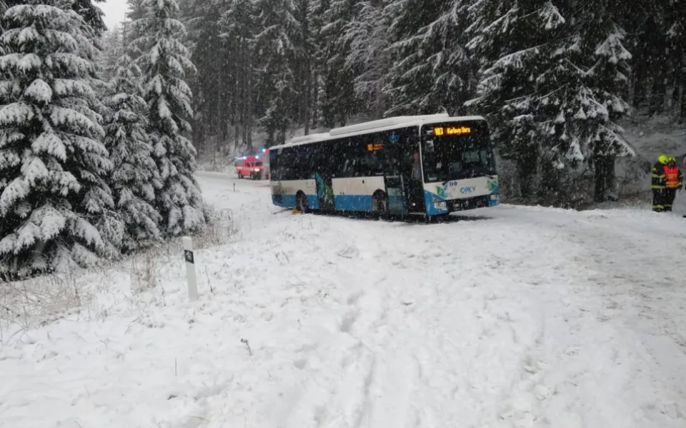 Silnice zmizela pod vrstvou navátého sněhu a linkový autobus zapadl mimo vozovku 