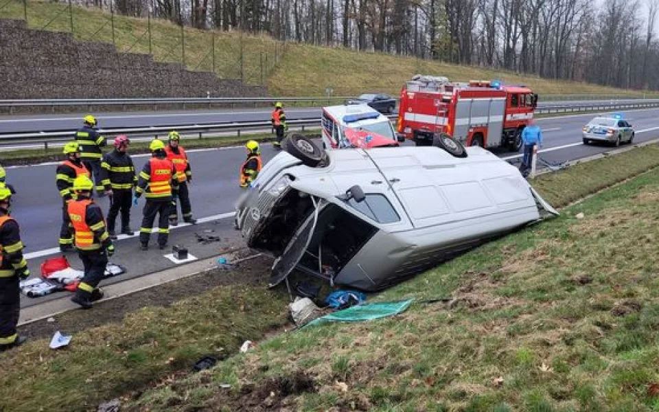 Vážná nehoda dodávky uzavřela dálnici D6. Tři zraněné odvezla sanitka