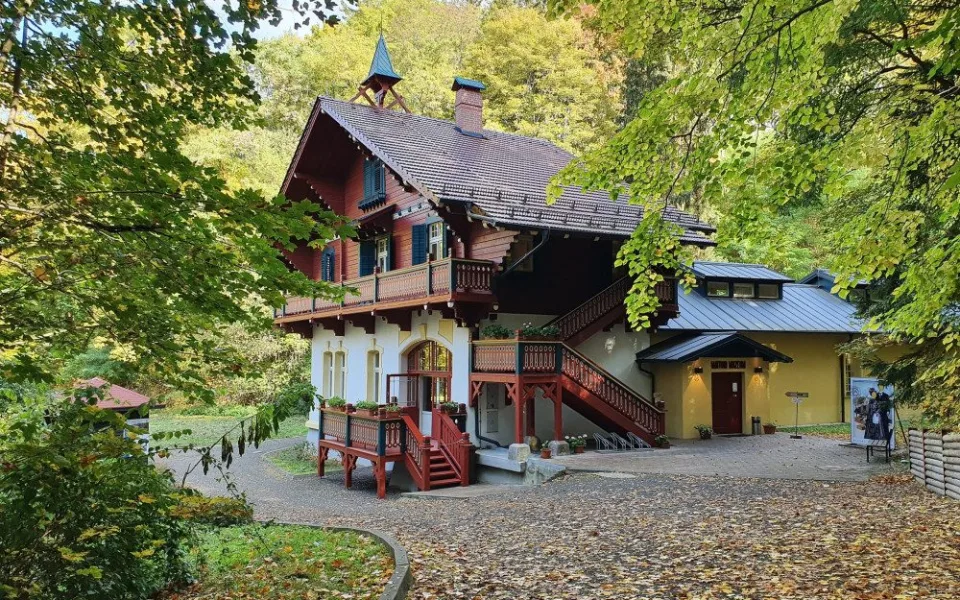 Dělníci v Kyselce dokončili letos opravy další části poškozených památek