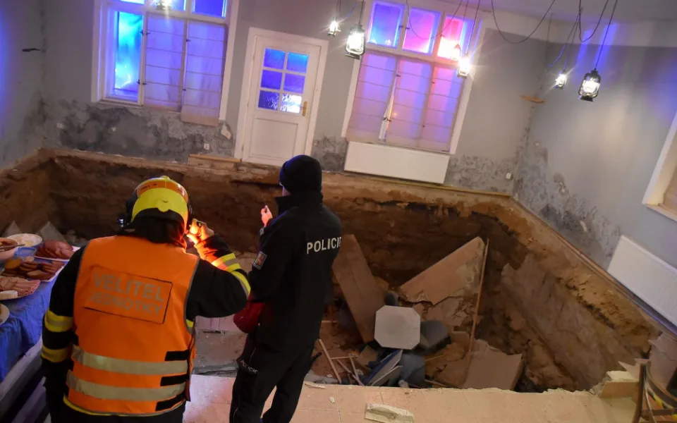 V Bečově se při oslavě propadla podlaha v penzionu. Jedna žena je zraněná