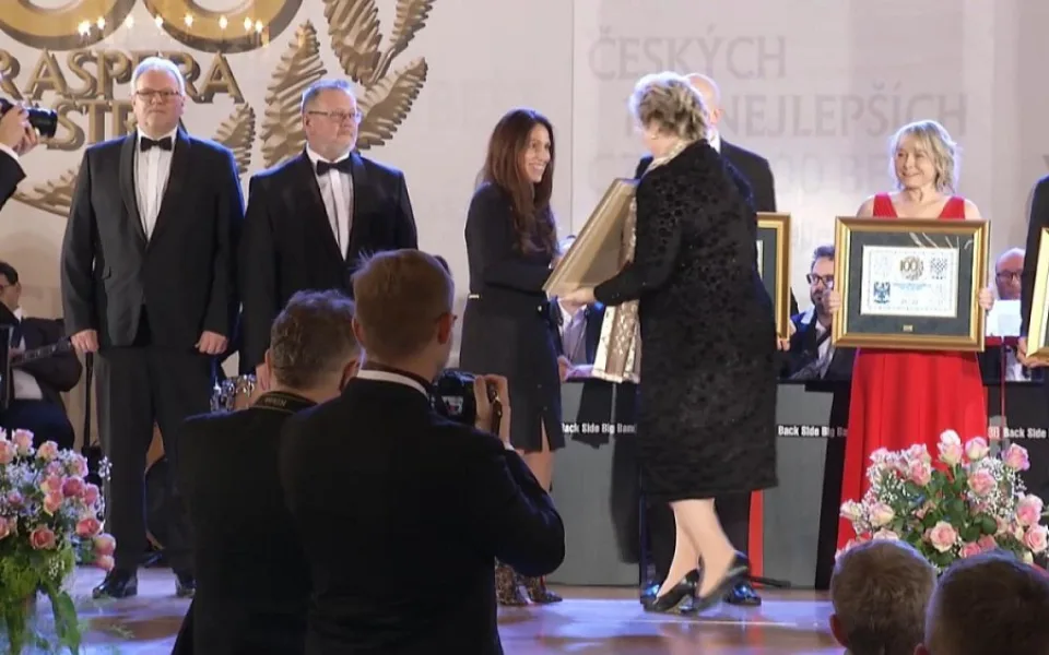 Cenu převzala primátorka města Karlovy Vary Andrea Pfeffer Ferklová ve Španělském sále Pražského hradu při slavnostním večeru vyhlášení oceněných, a to z rukou místopředsedkyně Poslanecké sněmovny Parlamentu České republiky Věry Kovářové