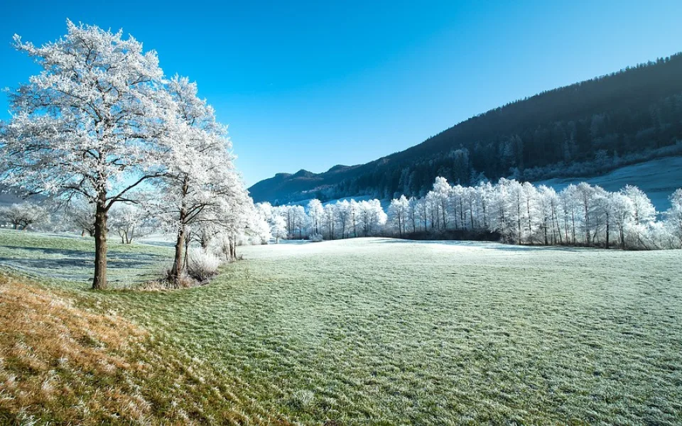 V Česku se dnes večer ochladí, bude pršet nebo sněžit, srážky mohou namrzat