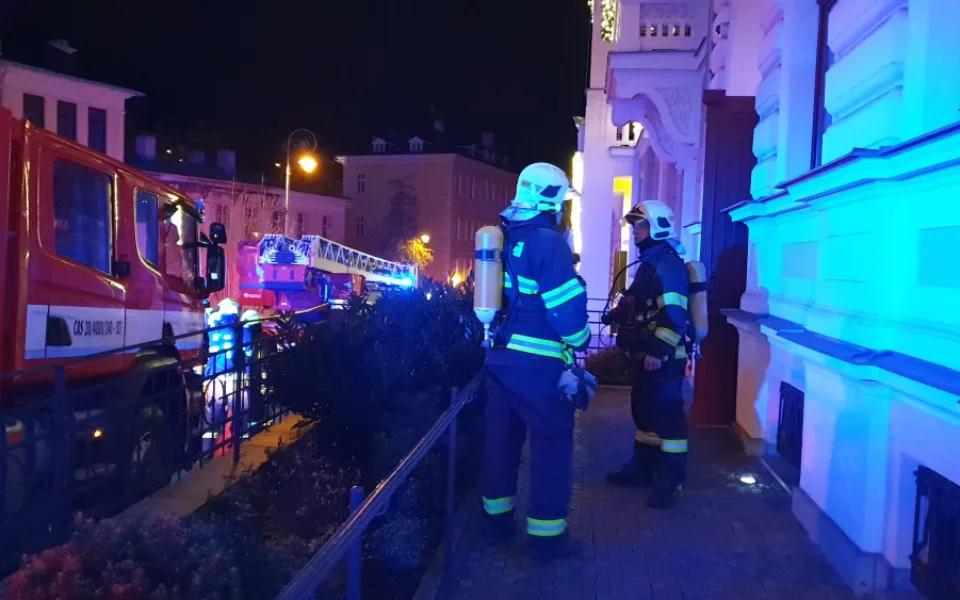 Spálené jídlo na vařiči vyhnalo z hotelu desítky lidí.