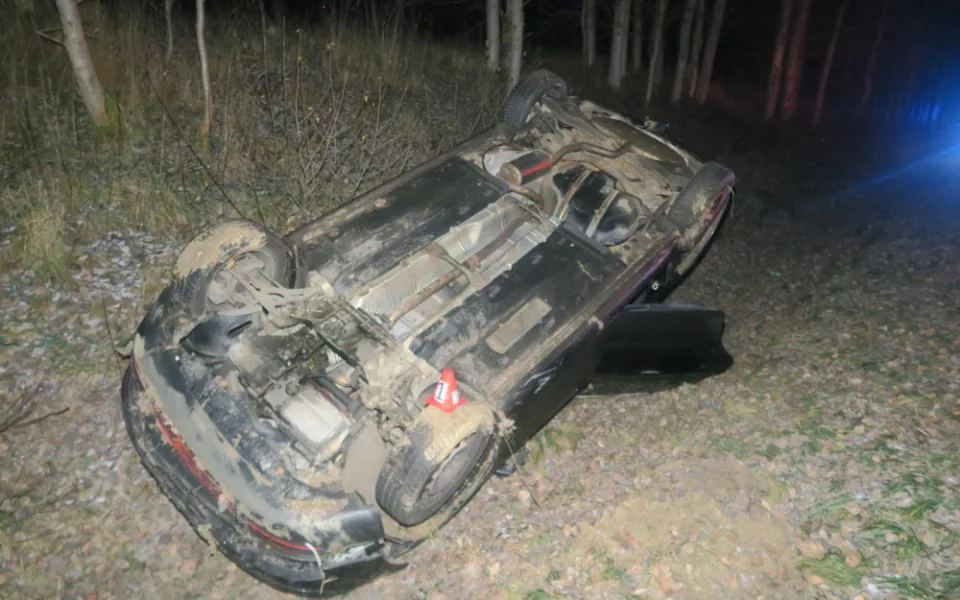 Řidič dostal smyk, přejel do protisměru a skončil v příkopu. Poté nadýchal 1,85 promile