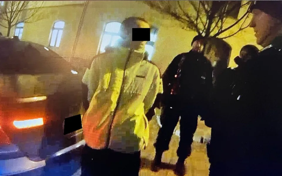 Agresivní řidič se s autem proháněl po pěší zóně a vulgárně urážel kolemjdoucí. Exhibici ukončil v poutech
