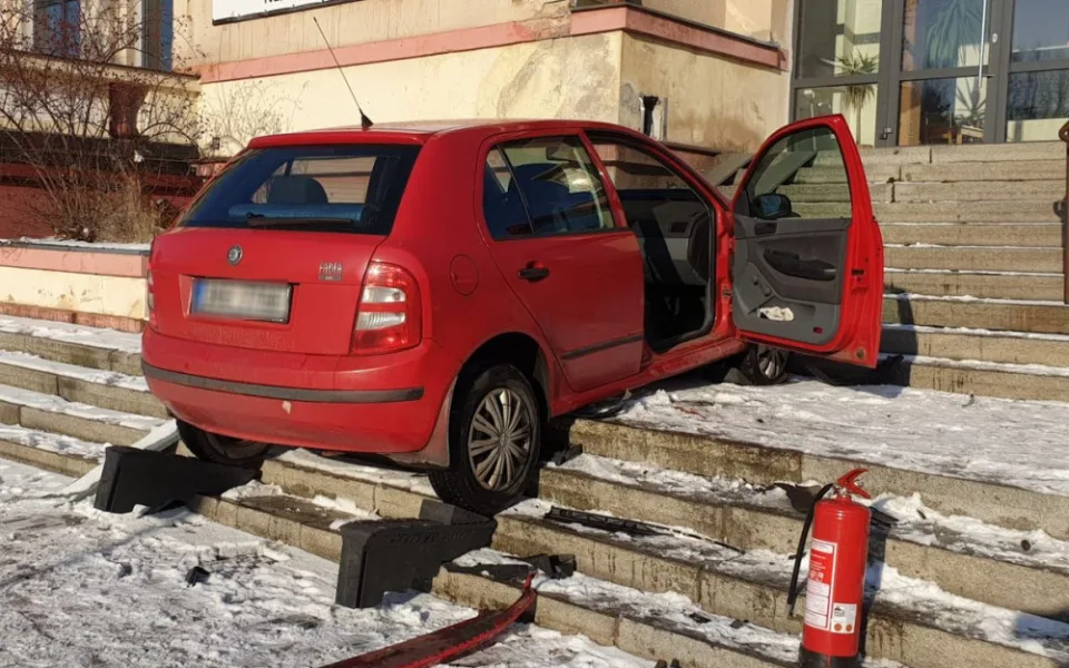Hasiči zasahovali u auta, které po nehodě přistálo na schodišti domu