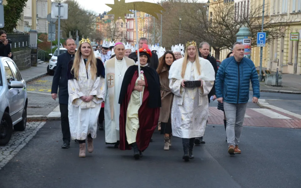 Začala Tříkrálová sbírka. Do ulic v Karlových Varech vyrazily desítky koledníků