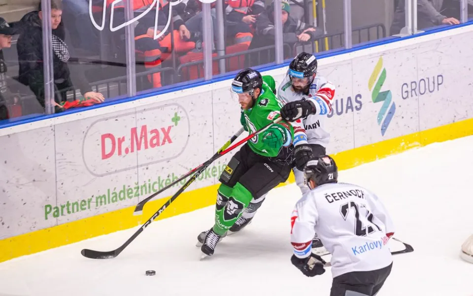 Petr Koblasa v souboji o míč