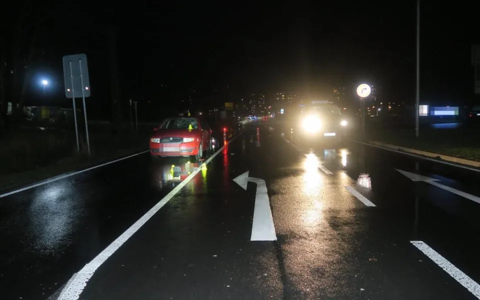 Řidič v Sokolově srazil chodce. Policie hledá svědky nehody