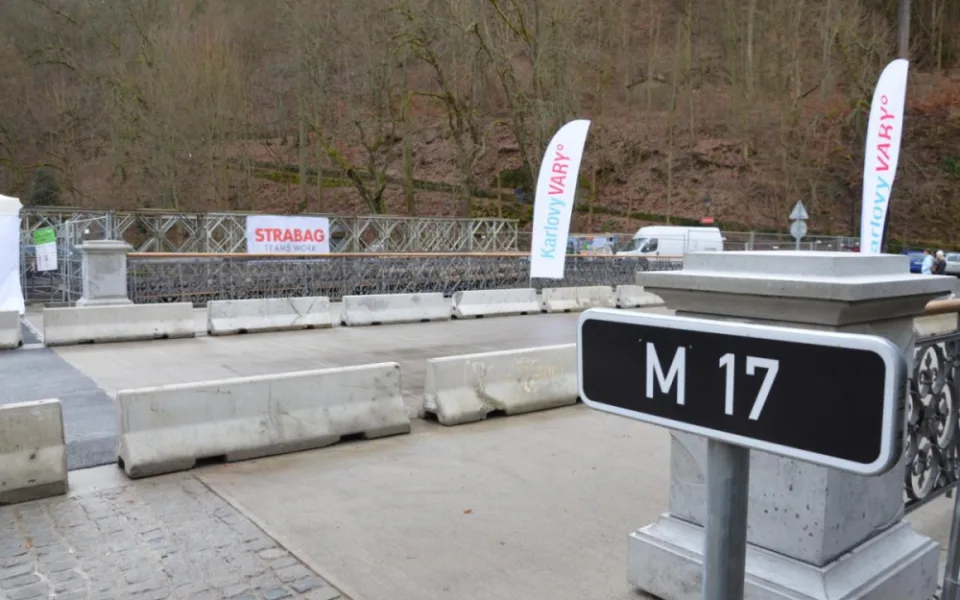 Pásku slavnostně přestřihli primátorka města Andrea Pfeffer Ferklová, náměstek primátorky Tomáš Trtek, radní města Petr Bursík a zástupce zhotovitelské společnosti Petr Popsimov