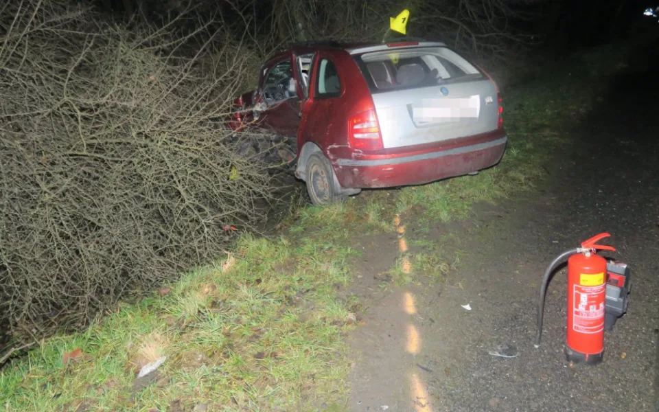 Mezi Svatavou a Lomnicí na Sokolovsku zemřel při srážce dvou osobních automobilů jeden člověk