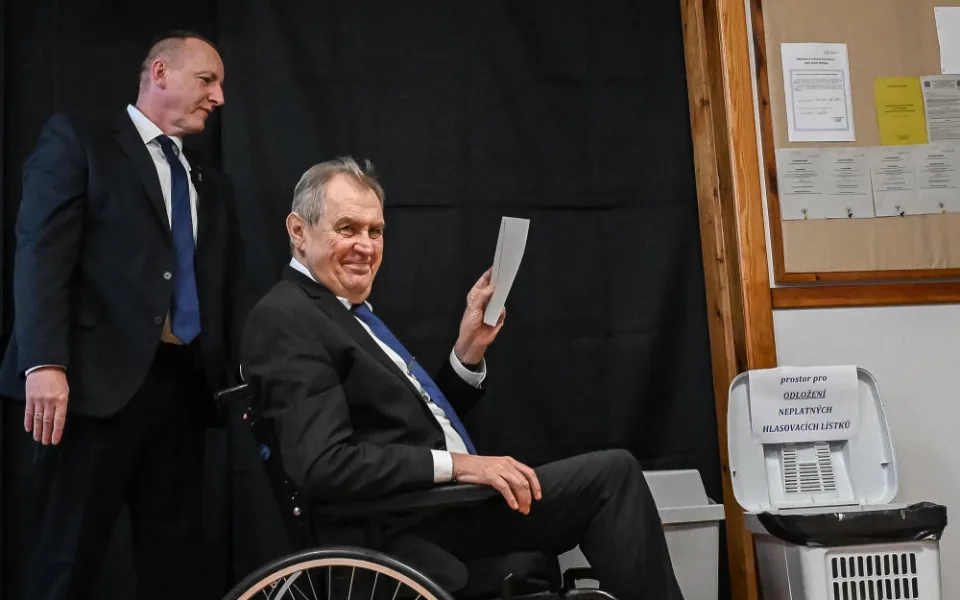 Miloš Zeman ve volební místnosti.