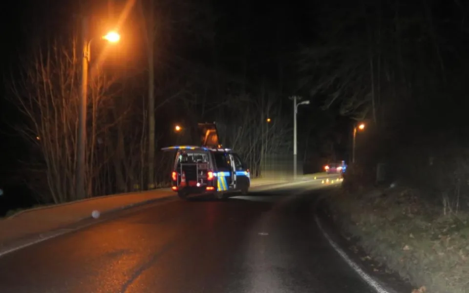 Osobní automobil usmrtil chodce, který před střetem klečel nebo ležel na silnici