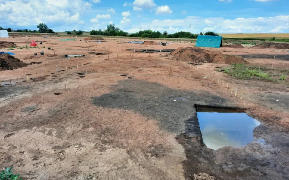 Archeologický výzkum v trase D6 doložil husté pravěké osídlení