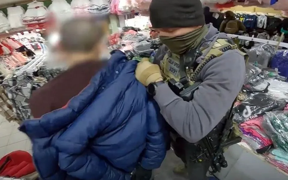 Asijský trhovec prodával vedle triček i kilogramy pervitinu. Celníci a policisté ho zadrželi přímo při činu