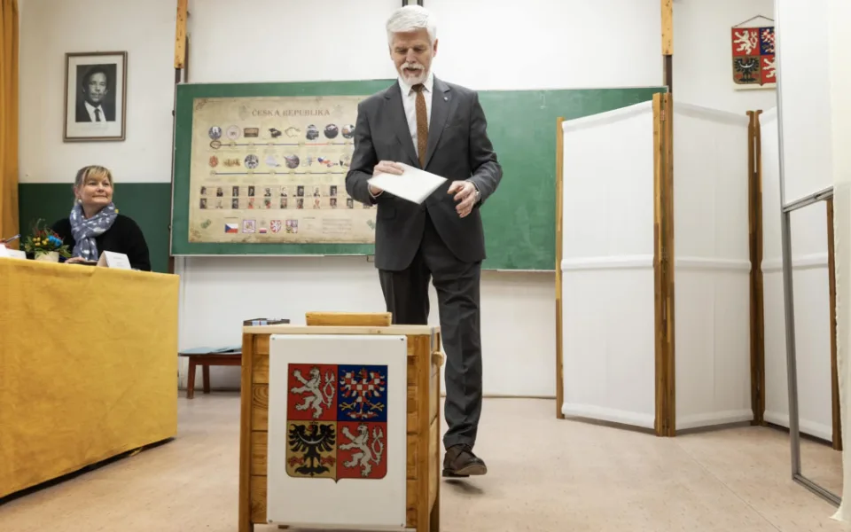 Petr Pavel ve volební místnosti