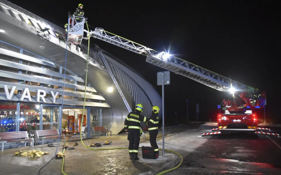 V Karlových Varech hořelo letiště. Selhala elektroinstalace, myslí si hasiči