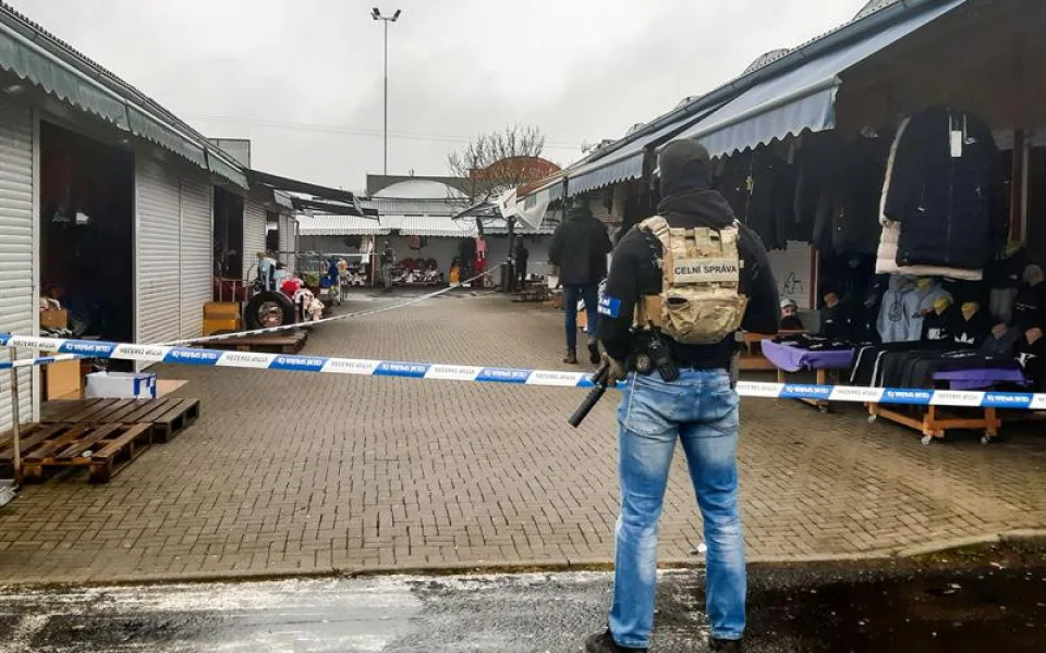 Dva muži prodávali na tržnici pervitin. zadržela je policie