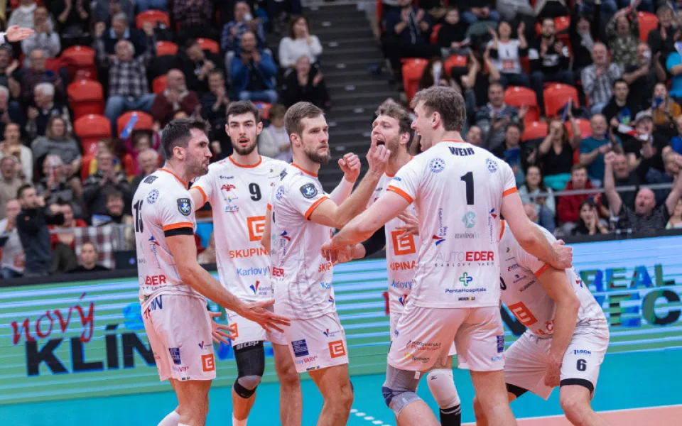 Volejbalisté Karlovarska v úvodním čtvrtfinále Poháru CEV porazili Belchatów 3:2