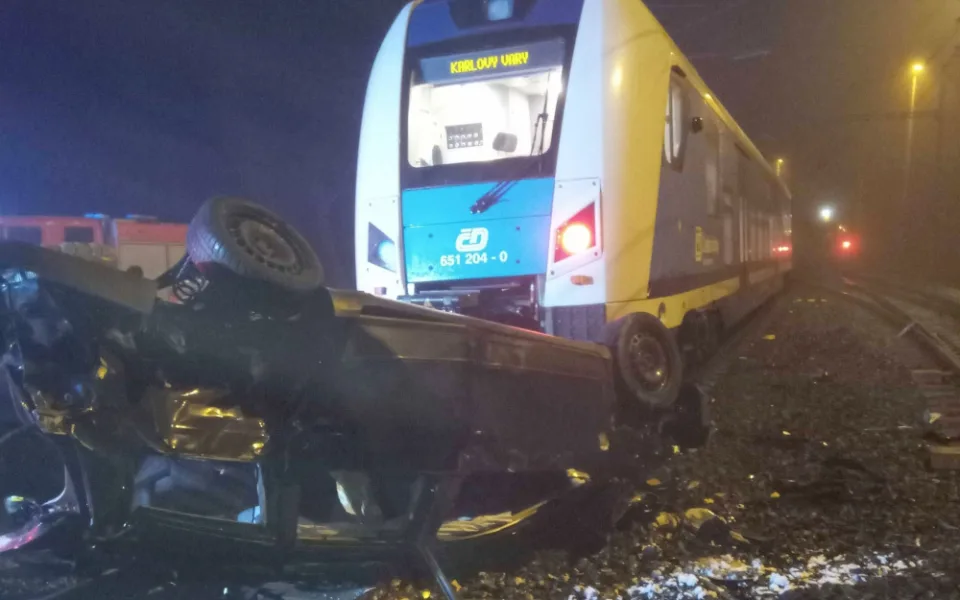 U Chebu se srazilo auto se dvěma vlaky. Trať byla sedm hodin uzavřená