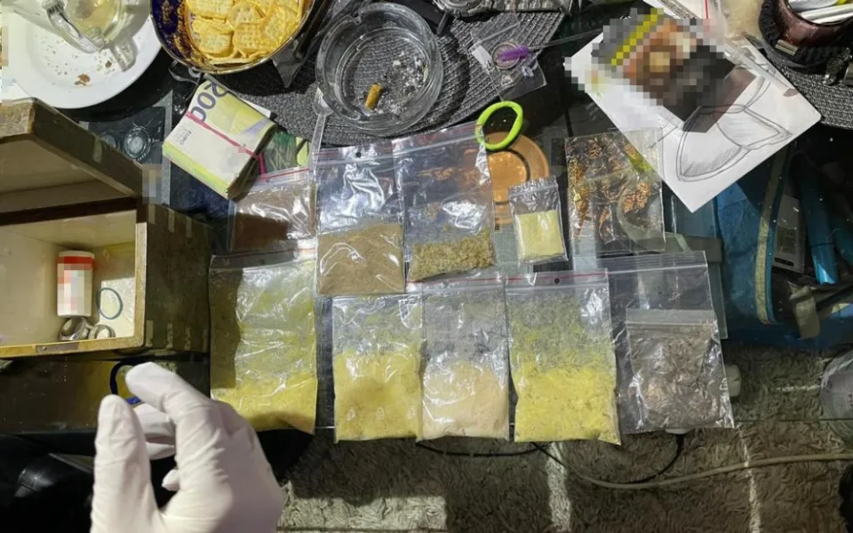 Policie v Karlovarském kraji zadržela skupinu, která vyráběla pervitin.
