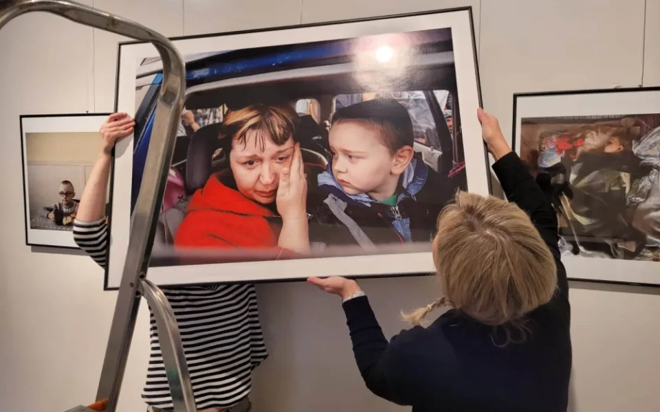Foto z instalace výstavy v chebské Galerii 4